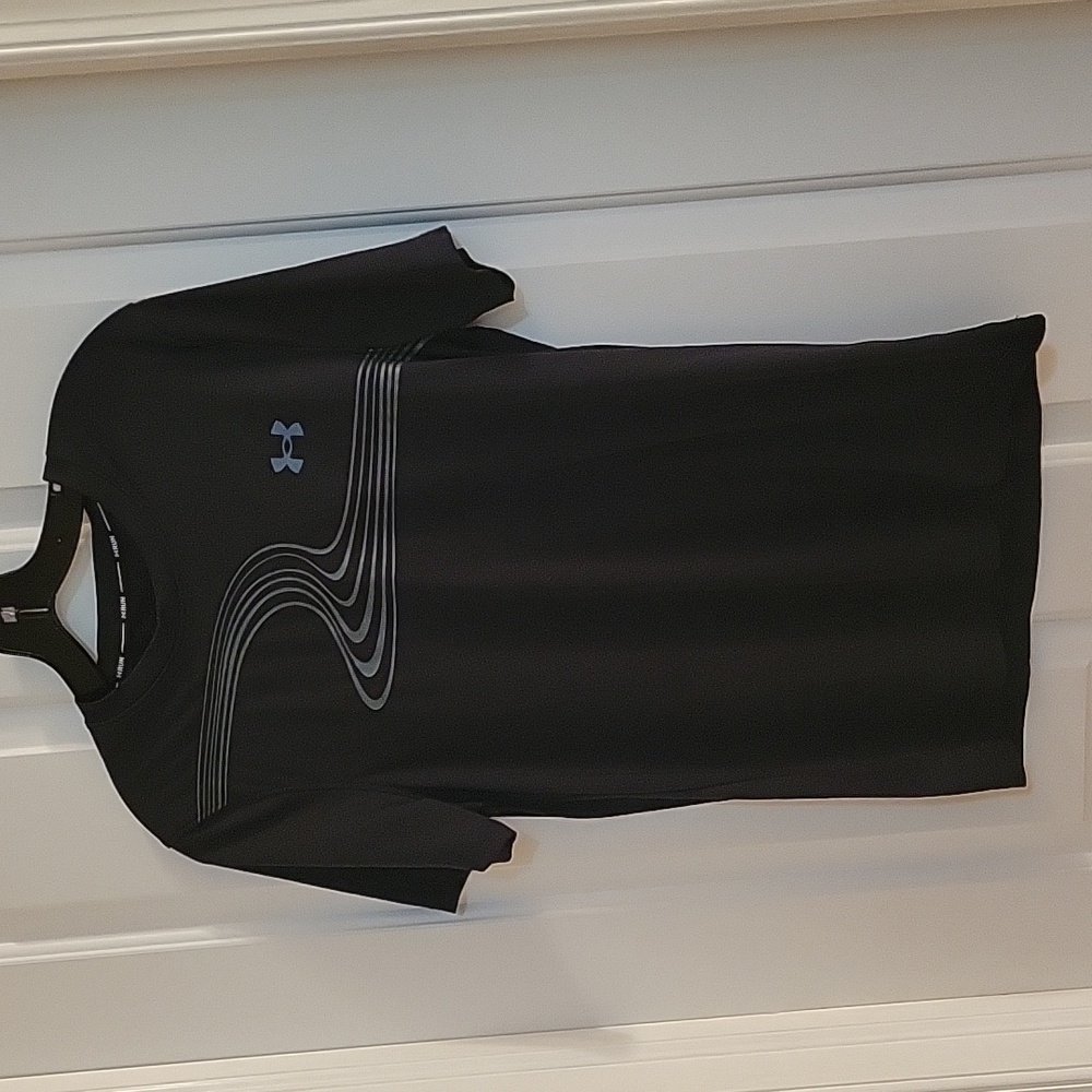 Under Armour black tee fitted  small